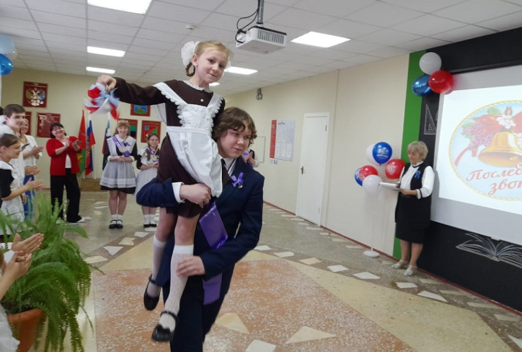 Детства последний звонок.